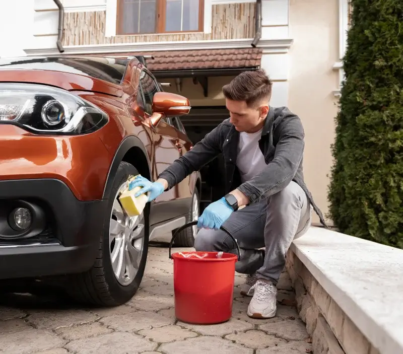 Lavage auto à domicile Trédrez-Locquémeau : professionnel intervenant sur un véhicule